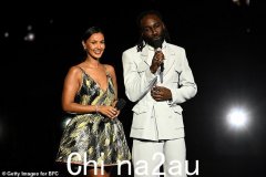 玛雅·贾玛 (Maya Jama) 为主持时尚颁奖典礼做了三套着装，她把宽大的真丝红地毯礼服换成了低胸迷你裙、紧身胸衣和炫腹的派对后套装