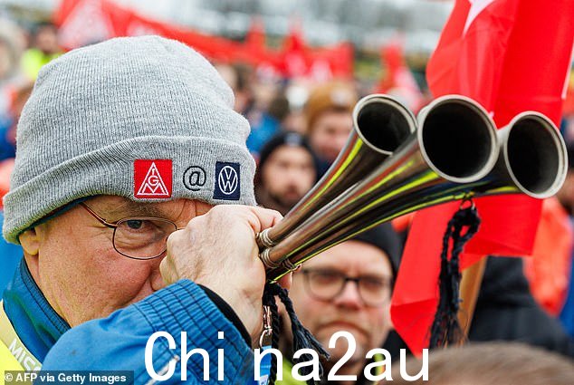 12 月 2 日,德国汽车制造商大众 (VW) 的一名员工在德国东部茨维考大众工厂前示威