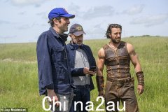 亚伦·泰勒-约翰逊与罗素·克劳一起首次观看充满动作元素的新漫威电影《猎人克莱文》