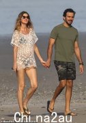 怀孕的吉赛尔·邦辰 (Gisele Bundchen) 在前往前汤姆·布雷迪 (Tom Brady) 最喜欢的度假胜地的浪漫之旅中亲吻乔金·瓦伦特 (Joaquim Valente)