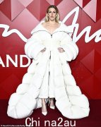 艾莉·古尔丁 (Ellie Goulding) 身穿白色大棉袄亮相时尚颁奖典礼红毯，彰显时尚风格