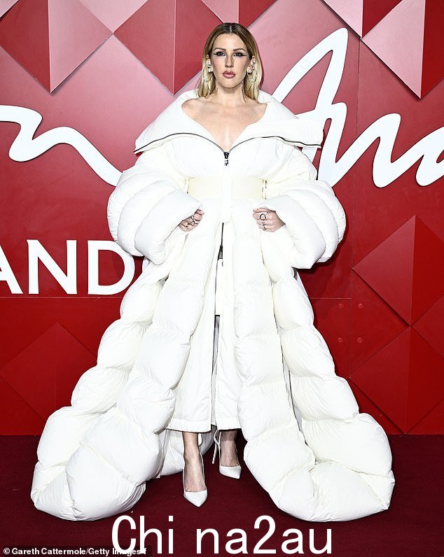 周一,艾莉·古尔丁 (Ellie Goulding) 在伦敦皇家阿尔伯特音乐厅举行的时尚颁奖典礼上,穿着引人注目的白色外套走上红地毯,确保所有的目光都集中在她身上