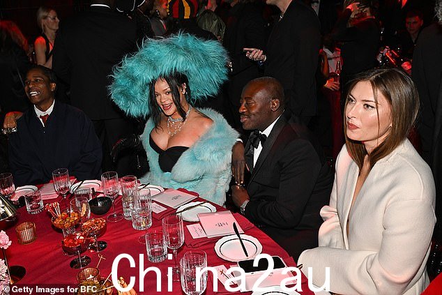超级巨星, 36 岁的她与男友 A$AP Rocky 以及前英国《Vogue》杂志主编 Edward Enninful(右二)、网球明星 Maria Sharapova(最右)和 Moncler 首席执行官 Remo Ruffini 一起坐在餐桌旁