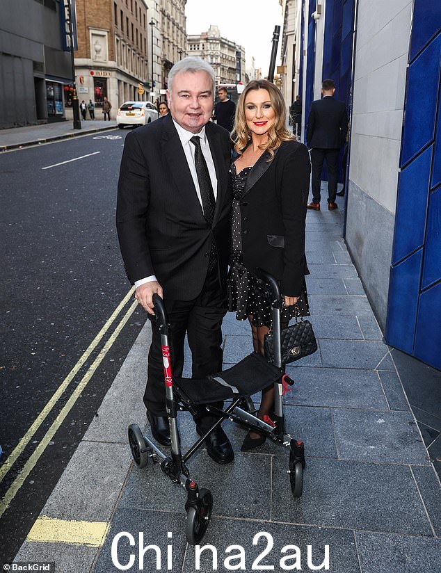 Eamonn Holmes 周二与女友凯蒂·亚历山大 (Katie Alexander) 在伦敦人酒店参加 2024 年 TRIC 圣诞午餐时显得精神抖擞