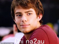 乔纳森·贝内特 (Jonathan Bennett) 透露自己并不是扮演亚伦·塞缪尔斯 (Aaron Samuels) 的首选，这让《贱女孩》粉丝们陷入了疯狂的猜测