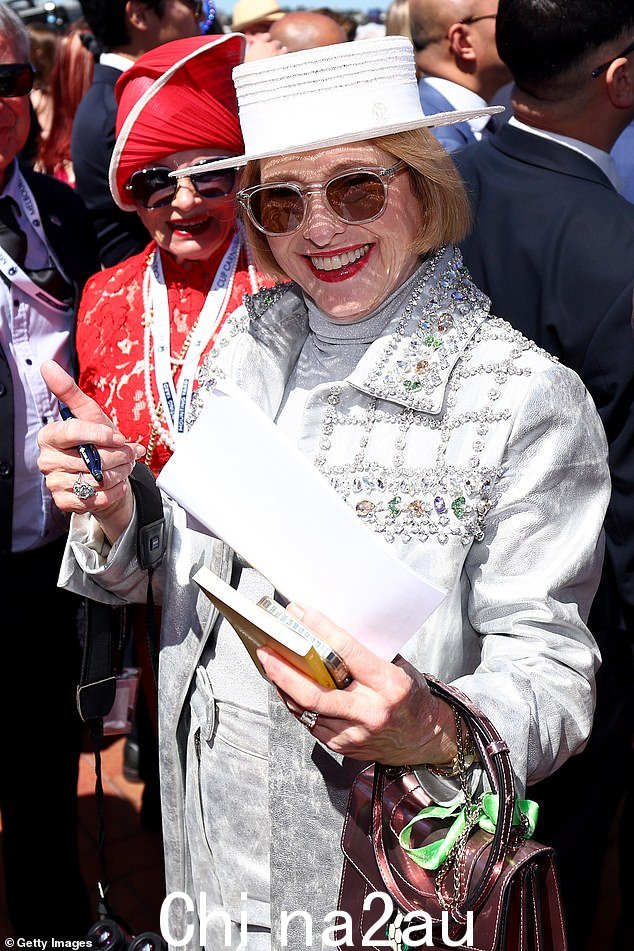 著名赛马训练师 Gai Waterhouse 坚决反对该交易,并对 ATC 是否有权出售 Rosehill Gardens 提出争议