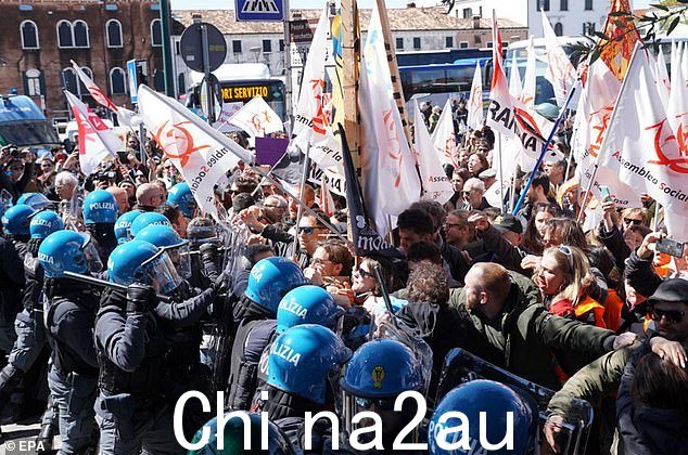 会员4 月 25 日,威尼斯,罗马广场举行示威活动,抗议向一日游者收取入城门票,许多社交中心与警察对峙