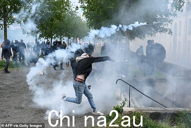 一个去年南特示威期间,抗议者在与警察发生冲突时投掷催泪瓦斯罐