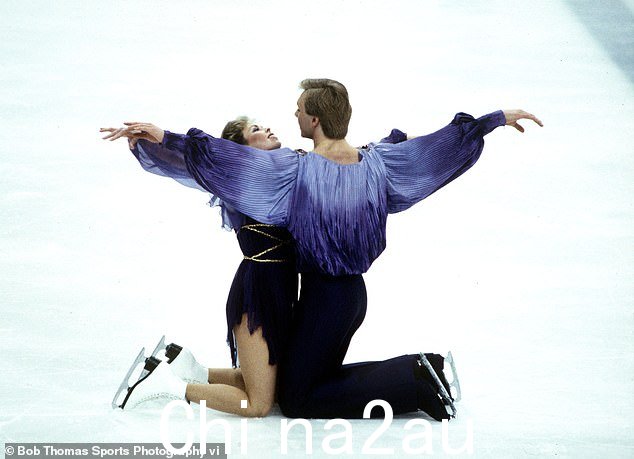 这对被称为 Torvill 和 Dean 的组合,在 1984 年萨拉热窝冬季奥运会上以莫里斯·拉威尔 (Maurice Ravel) 的波莱罗舞曲 (如图) 为标志性滑冰赢得金牌后一举成名