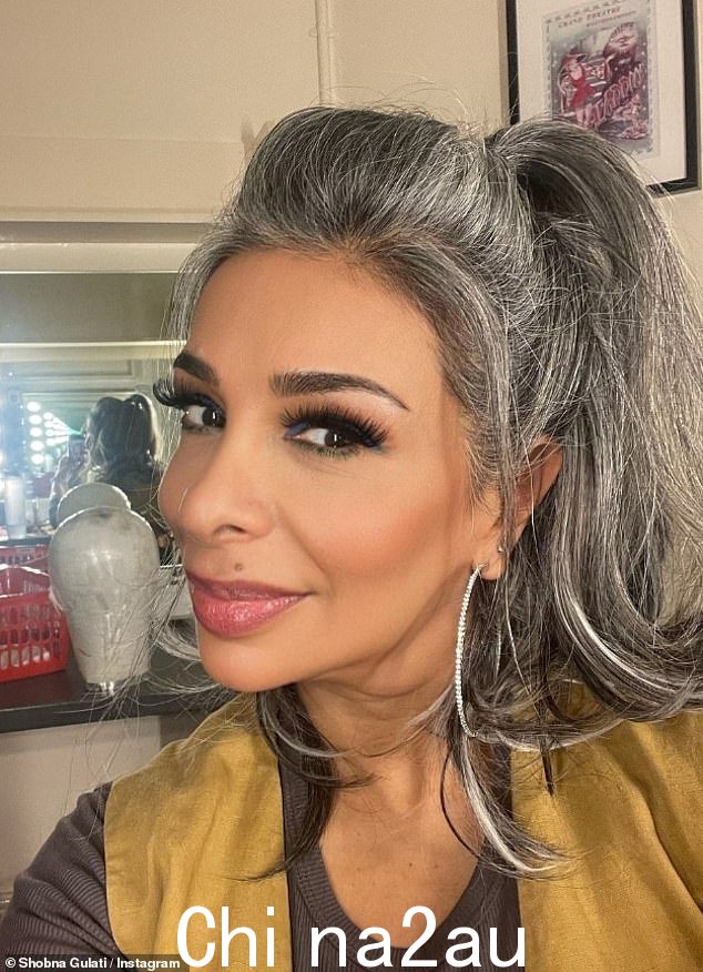 Shobna 在一些粉丝告诉她将其“染回”黑发后,滔滔不绝地说她对自己的新面貌“非常满意”” class=