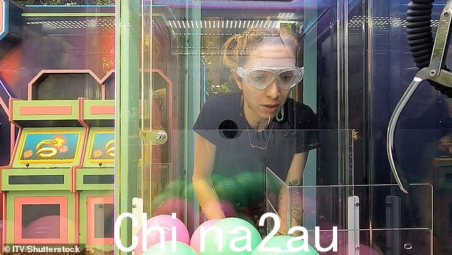 一旦他们拥有一枚硬币,他们必须跑到其中一个夹娃娃机摊位并将其插入以换取一个游戏积分