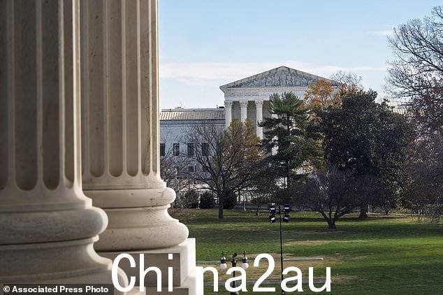 从华盛顿国会大厦的柱子上看到的最高法院, 2024 年 12 月 3 日