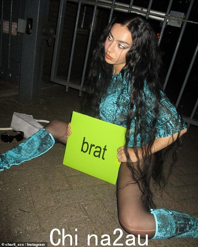 查理的超级流行电子唱片《BRAT》首次亮相,成为“年度最受好评的唱片”,超越了碧昂斯的《牛仔卡特》和泰勒·斯威夫特的《The Tortured Poets Department》