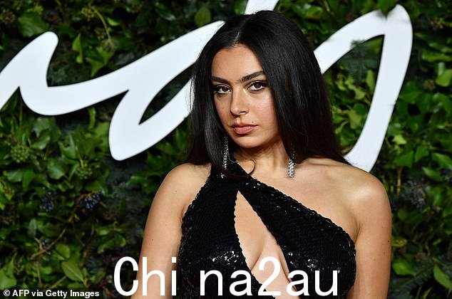 Charli XCX,32 岁,尽管她的专辑 Brat 取得了病毒般的成功,但仍错过了 Spotify Wrapped 年度十大艺术家的一席之地