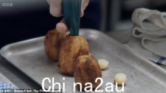 莫妮卡·加莱蒂 (Monica Galetti) 在格雷格·华莱士 (Gregg Wallace) 争吵后对同性恋选手发表言论后，《MasterChef》被指控“双重标准”