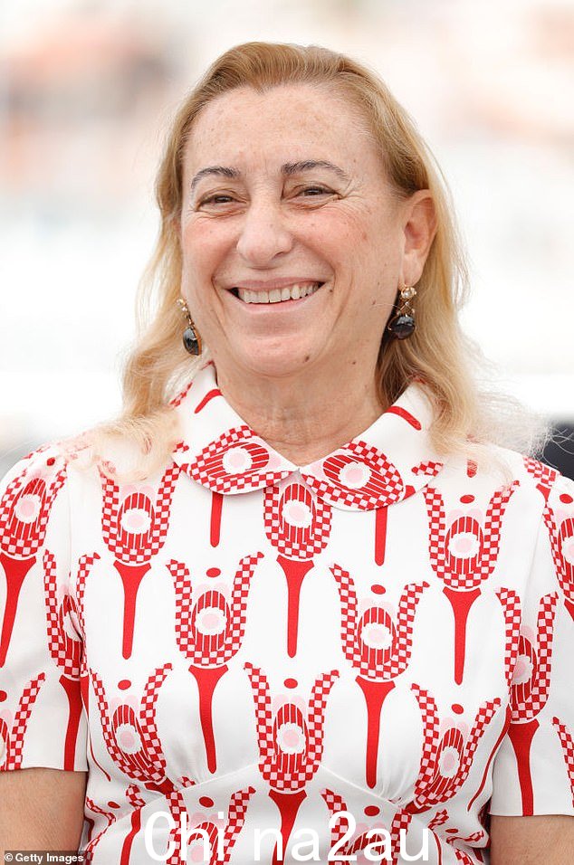 但设计师 Miuccia Prada(如图所示)坚决要让这个青少年出现在她的秀场上,所以 Nicole 同意了