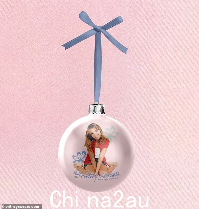 这款以布兰妮标志性首张录音室专辑为特色的圣诞装饰品 ...Baby One More Time 在她的商品网站上售价 20 美元