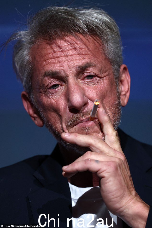 周三，西恩·潘 (Sean Penn) 在 2024 年马拉喀什国际电影节的舞台上发表演讲时，再次被拍到抽烟
