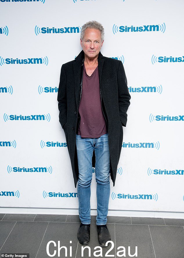 Fleetwood Mac 的 Lindsey Buckingham 正在寻求针对一名涉嫌跟踪者的长期限制令;图为 2018 年
