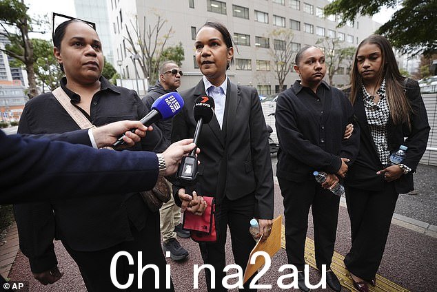 女儿 Kristal Hilaire(如图中)在法庭外告诉媒体,家人正准备对判决提出上诉,并将妈妈带回家。珀斯