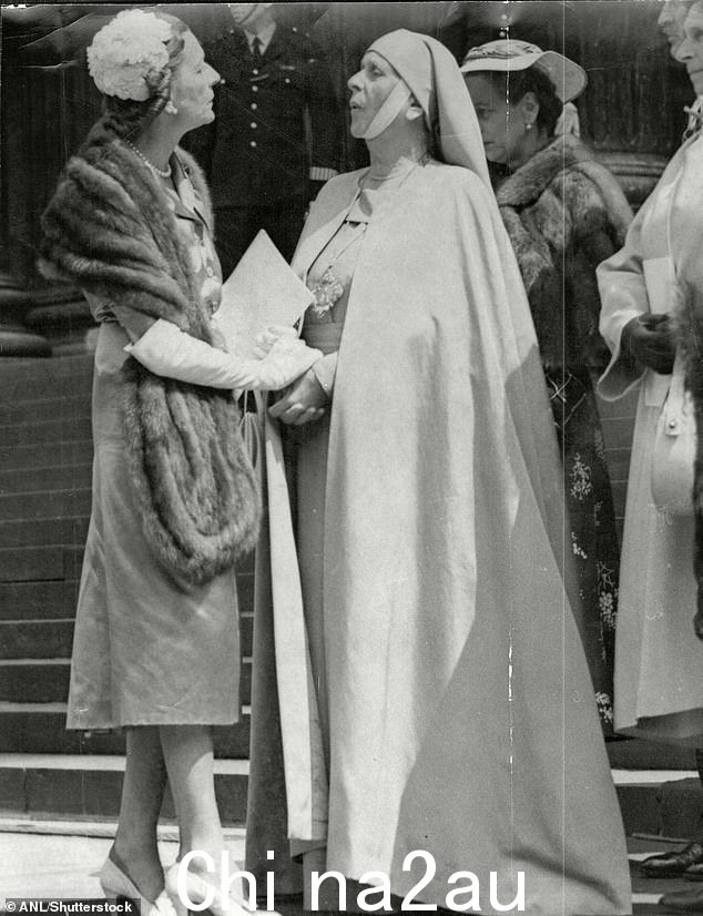 1953 年,爱丽丝在圣保罗大教堂与缅甸蒙巴顿伯爵夫人交谈