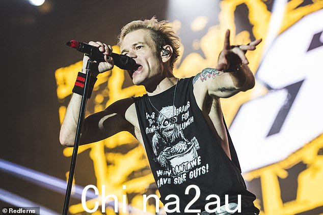加拿大朋克乐队 Sum 41 在乐队首次演出 Down Under 前几个小时被迫取消澳大利亚巡演(如图:主唱 Deryck Whibley)