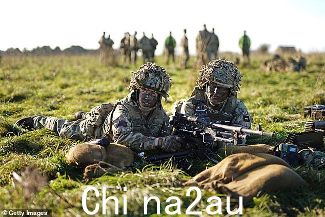 退伍军人部长阿利斯泰尔·卡恩斯警告说,在一场重大战争中,整个英国军队将在“六个月到一年”内被消灭(图为威尔特郡的威尔士卫队成员)