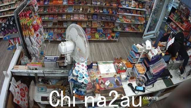 一名男子试图抢劫墨尔本东北部的一家牛奶店，闭路电视录像拍到一名男子用超级浸泡器的油漆向服务员喷洒，同时要求她交出现金。图片：维多利亚警方。