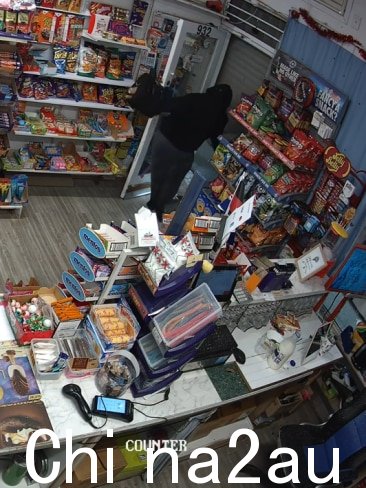 他将这些妇女困在商店内,然后据称袭击了她们。图片:维多利亚警方。