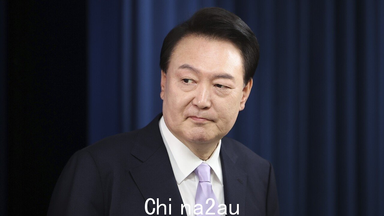 韩国总统的未来戒严混乱后的危险,专家警告“ fetchpriority =“高” /><p>警方公布了闭路电视录像,显示一名牛奶吧店员据称遭到一名持大型超级水枪抢劫的男子袭击。</p><p> 11 月 24 日(周日)上午 7 点 20 分左右,涉嫌袭击者骑着电动滑板车到达赫斯特布里奇牛奶吧,决定带着一罐软饮料离开。</p><p>收银台的女工作人员拒绝了该男子。一个免费的罐头软饮料,促使他举起隐藏在笔记本电脑包内的超级浸泡枪,并向她喷白色油漆。</p><img class=