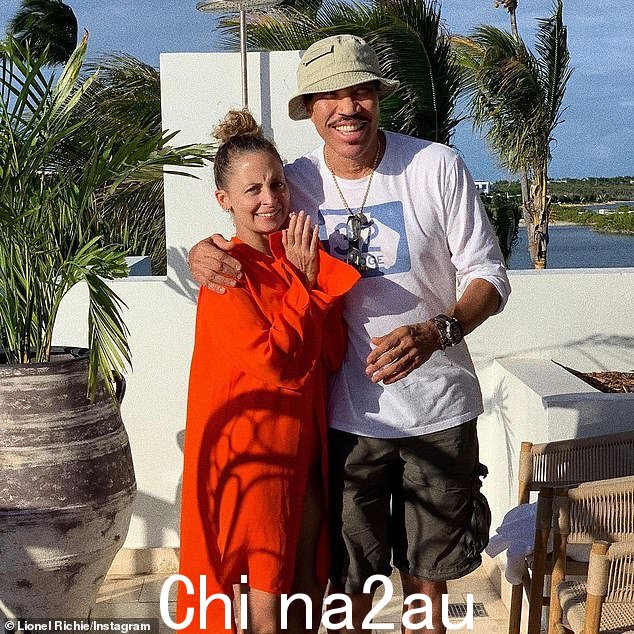 妮可在婴儿时期被摩城传奇莱昂内尔·里奇合法收养(合影在一张未注明日期的 Instagram 照片中) )