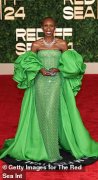 辛西娅·埃里沃 (Cynthia Erivo) 与迷人的伊娃·朗格利亚 (Eva Longoria) 和艾米莉·布朗特 (Emily Blunt) 一起出席 2024 年红海国际电影节开幕式，身着闪闪发光的绿色