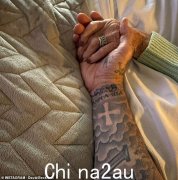 大卫·贝克汉姆 (David Beckham) 向曼联深受喜爱的接待员凯丝·菲普斯 (Kath Phipps) 表达了深切的敬意，并分享了他在她去世（享年 85 岁）后最后一次拜访“俱乐
