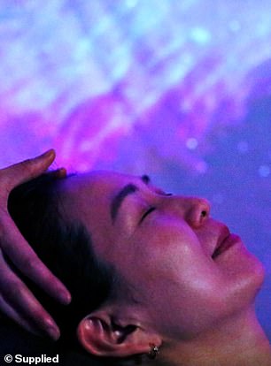 Cosmic Space 护理辅以专业的头部、颈部、肩部和胸部按摩(在舒适的躺椅上进行)