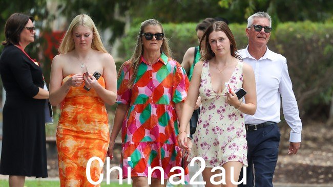 哀悼者被要求穿 19 岁的颜色耳老告别服务。图片:NewsWire/Ian Currie