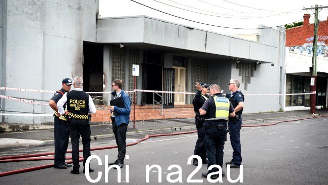 一名礼拜者受伤墨尔本东南部的一座犹太教堂被助燃剂起火,严重受损。图片:Andrew Henshaw