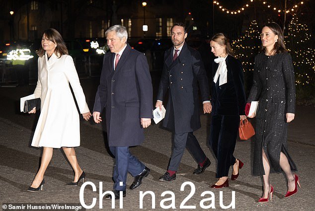 “精彩的米德尔顿一家齐聚一堂!从左到右:卡罗尔·米德尔顿、迈克尔·米德尔顿、詹姆斯·米德尔顿、艾莉婕·特维内特和皮帕·米德尔顿参加“圣诞节一起”颂歌服务"