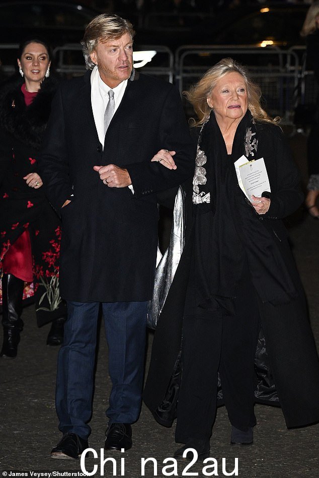 理查德·马德利 (Richard Madeley) 在周五与妻子朱迪·芬尼根 (Judy Finnigan) 抵达皇家基金会卡罗尔服务时展示了威廉王子的最新造型:一起过伦敦的圣诞节