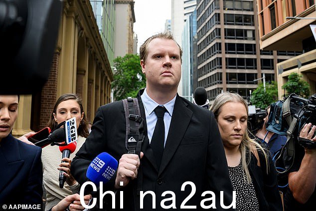 白方接受的治疗DPP 允许他不亲自出庭提早出庭,激怒了一位当地法院法官