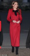 爱丁堡公爵夫人苏菲在圣诞颂歌音乐会上支持凯特·米德尔顿，身着波西米亚风格裙子，看起来别致