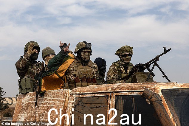 叙利亚国民军士兵在 HTS(哈耶特)领导的反对派部队后在城里庆祝沙姆解放组织 (Tahrir al-Sham) 于 12 月 6 日控制了哈马市中心和周边村庄