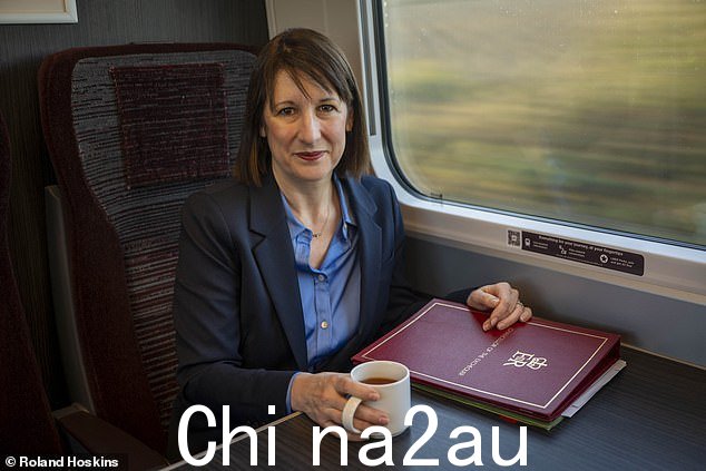 Rachel Reeves 登上前往利兹的火车,并接受《每日邮报》的 Jason Groves 采访,周五