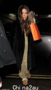 科勒·卡戴珊 (Khloe Kardashian) 在与克里斯·詹纳 (Kris Jenner) 疯狂购物 10 万英镑后返回克拉里奇酒店时，用价值 30 万英镑的爱马仕 (Hermès) 包遮住脸