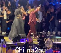 埃尔顿·约翰 (Elton John) 与杜阿·利帕 (Dua Lipa) 在皇家阿尔伯特音乐厅 (Royal Albert Hall) 的情感表演：在舞台下的引导下，挣扎着站立，几乎没有移动——有力