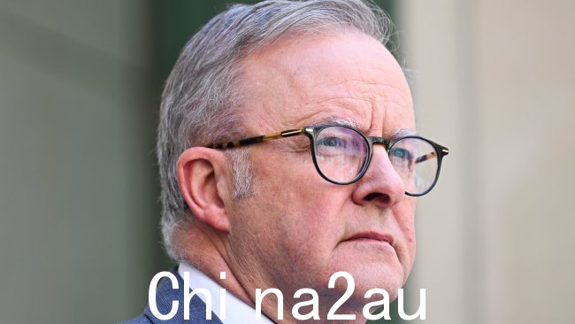 总理安东尼·阿尔巴内斯周日将墨尔本犹太教堂的燃烧弹事件描述为“恐怖袭击”,事件发生两天后。图片:NewsWire / Martin Ollman