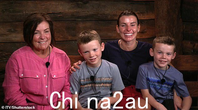 离屏34 岁的奥蒂 (Oti) 正在向她的营员科琳·鲁尼 (Coleen Rooney) 介绍伦巴舞的乐趣,42 岁的马吕斯 (Marius) 正在教 WAG 最小的儿子基特 (8 岁) 和卡斯 (6 岁) 萨尔萨舞