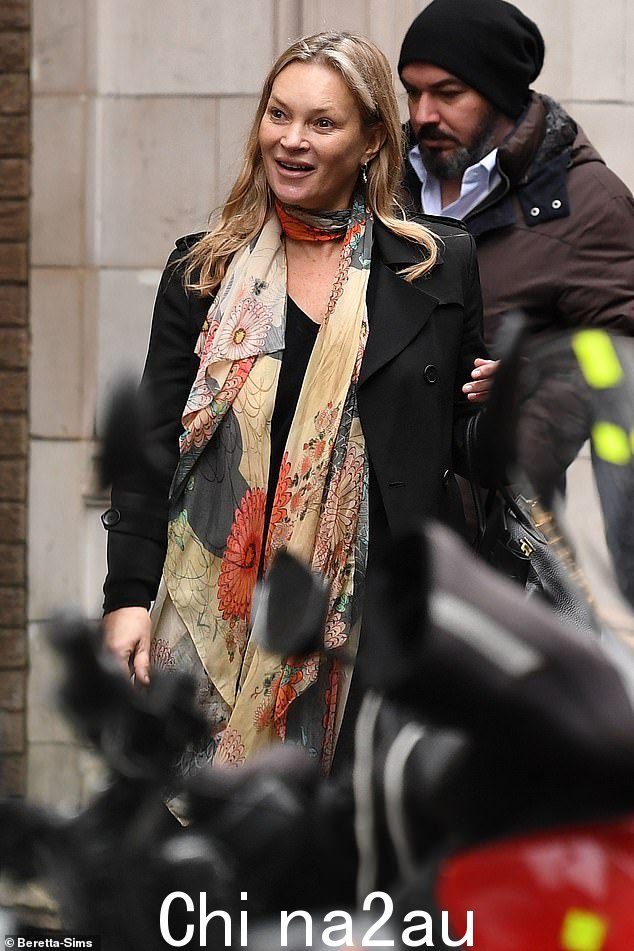 凯特·莫斯 (Kate Moss) 本周末在伦敦诺丁山外出吃午餐时,穿着她昂贵的新 Zara 派对系列中的一件单品