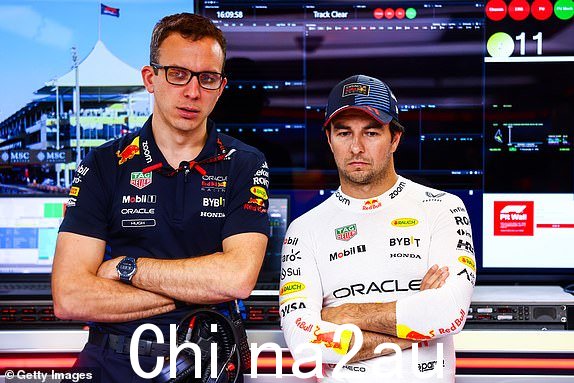 阿拉伯联合酋长国阿布扎比 - 12 月 8 日:墨西哥的塞尔吉奥·佩雷斯 (Sergio Perez) 和甲骨文红牛赛车和赛车工程师休·伯德 (Hugh Bird) 的造型2024 年 12 月 8 日,阿拉伯联合酋长国阿布扎比,F1 阿布扎比大奖赛之前,在亚斯码头赛道举行的车库里(摄影:Mark Thompson/Getty Images)
