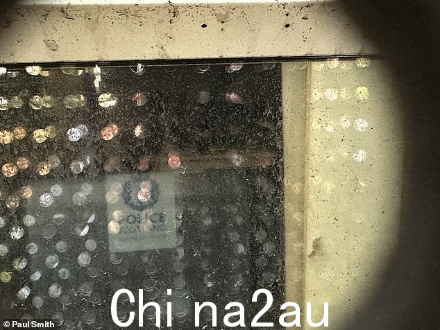 去年拍摄的另一张照片显示了一张用透明塑料包裹的沙发,上面贴着苏格兰警察贴纸