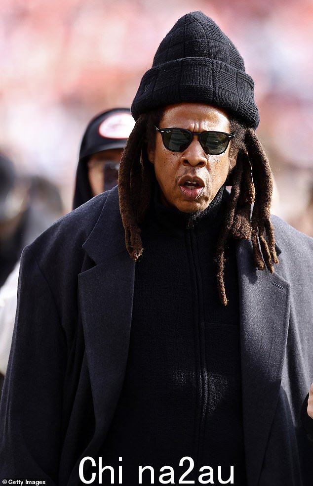 Jay-Z,55 岁,在周日提起的民事诉讼中被指控与 55 岁的 Sean ‘Diddy’ Combs 在 2000 年 MTV 音乐录影带颁奖典礼后的一个聚会上性侵犯了一名 13 岁女孩” class=